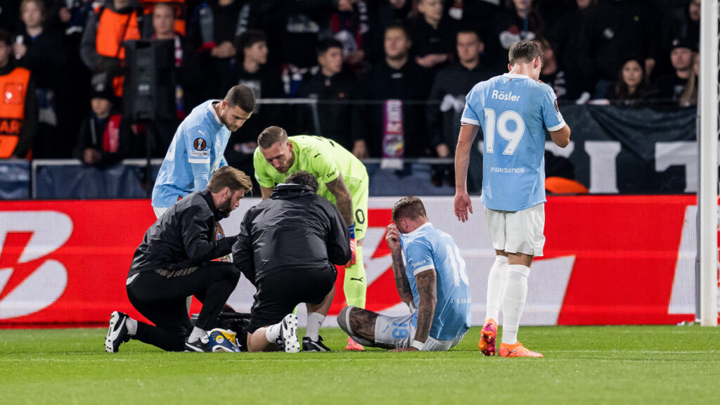 251002 Pontus Jansson från Malmö FF får medicinsk hjälp under UEFA Europa League-matchen mellan Viktoria Plzen och Malmö FF den 2 oktober 2025 i Plzen.