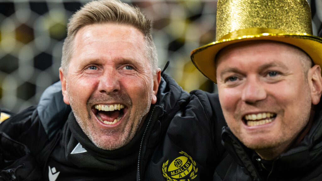 251020 Mjällbys players manager Patrik Andersson jublar efter att ha vunnit SM-guld under fotbollsmatchen i Allsvenskan mellan IFK Göteborg och Mjällby den 20 oktober 2025 i Göteborg.