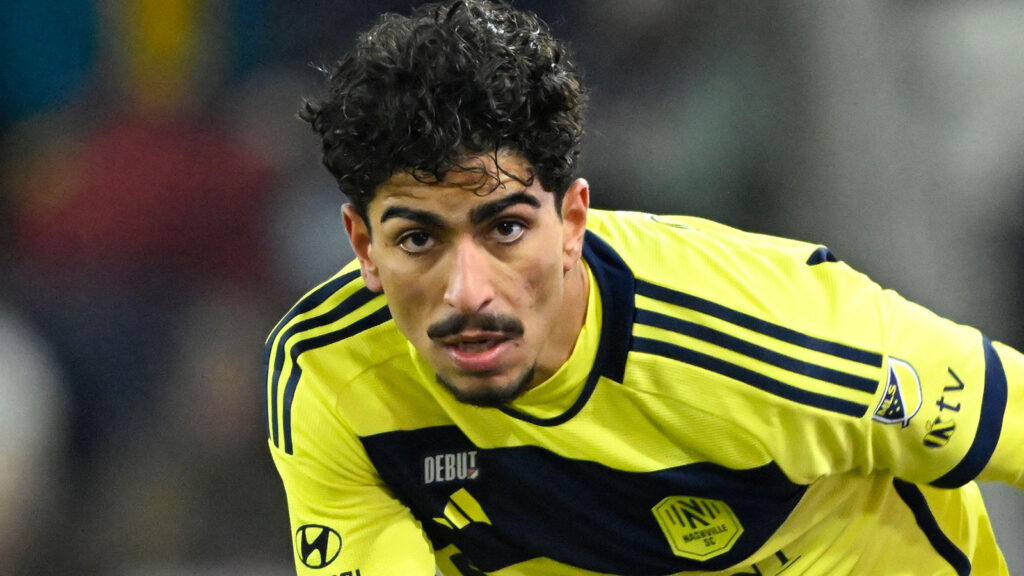 Nashville SC:s försvarsmittfältare Ahmed Qasem (37) under en MLS-match mot New England Revolution, lördagen den 22 februari 2025, i Nashville, Tennessee.