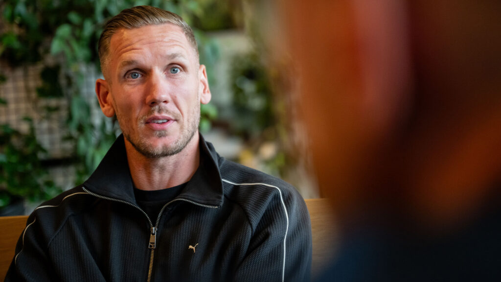 Målvakten Robin Olsen från Malmö FF blir intervjuad vid en presskonferens när Malmö FF anländer till hotellet inför UEFA Europa League-matchen mellan Viktoria Plzen och Malmö FF den 1 oktober 2025 i Plzen.