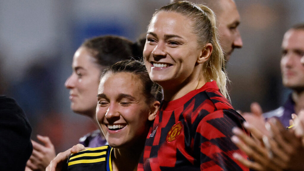 251016 Fotboll, Champions League Soccer Football - UEFA Women's Champions League - Atletico Madrid mot Manchester United - Centro Deportivo Wanda Alcala de Henares, Madrid, Spanien - 16 oktober 2025. Manchester Uniteds Fridolina Rolfö och Manchester Uniteds Julia Zigiotti Olme firar efter matchen. REUTERS/Susana Vera.