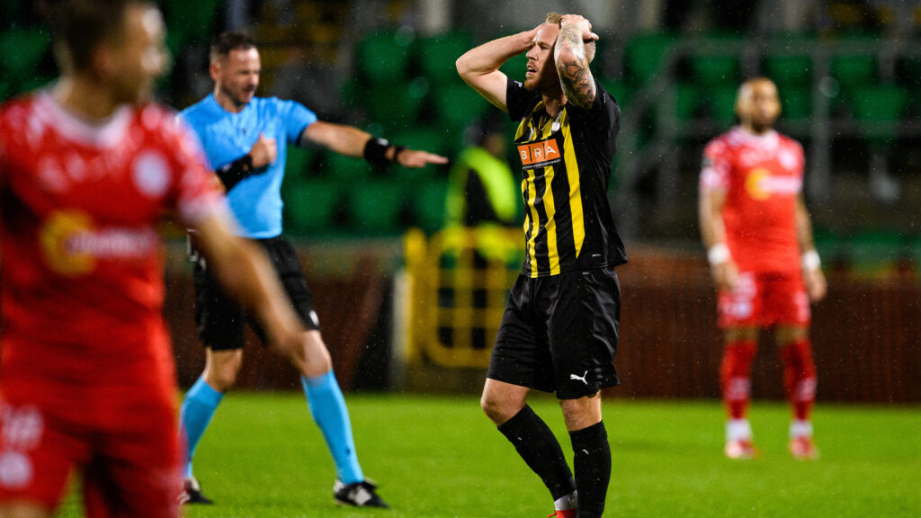 251002 Mikkel Rygaard Jensen från Häcken ser nedstämd ut under UEFA Conference League-matchen mellan Shelbourne FC och Häcken den 2 oktober 2025 i Dublin.