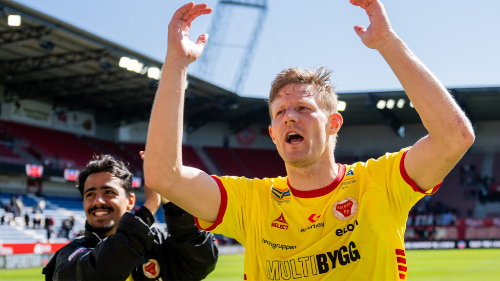 250427 Kalmars Lars Sætra jublar efter fotbollsmatchen i Superettan mellan Helsingborg och Kalmar den 27 april 2025 i Helsingborg.
