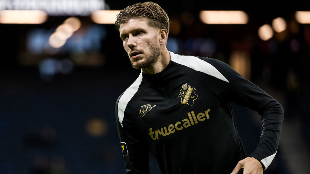 250915 AIKs Anton Salétros inför fotbollsmatchen i Allsvenskan mellan AIK och Brommapojkarna den 15 september 2025 i Stockholm.