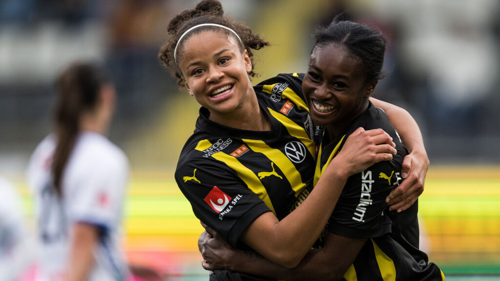 250419 Häckens Felicia Schröder och Monica Jusu Bah jublar efter 2-0 under fotbollsmatchen i Damallsvenskan mellan Häcken och Växjö DFF den 19 april 2025 i Göteborg.