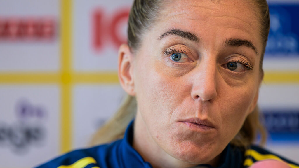 250713 Linda Sembrant från det svenska damlandslaget i fotboll blir intervjuad av media vid ett pressevent under UEFA Women's Euro 2025 den 13 juli 2025 i Cham.