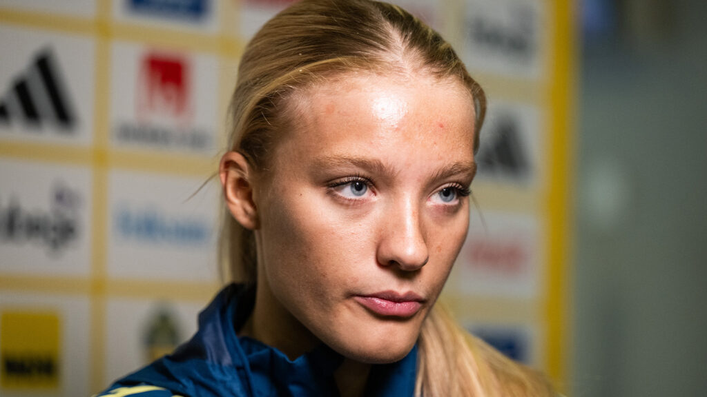 251027 Smilla Holmberg från det svenska damlandslaget i fotboll intervjuas i den mixade zonen efter ett träningspass den 27 oktober 2025 i Göteborg.