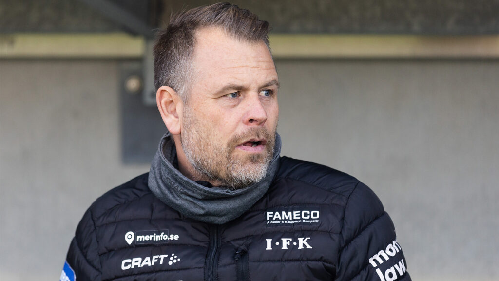 230226 IFK Göteborgs tränare Mikael Stahre innan fotbollsmatchen i Svenska Cupen mellan GAIS och IFK Göteborg den 26 februari 2023 i Göteborg.