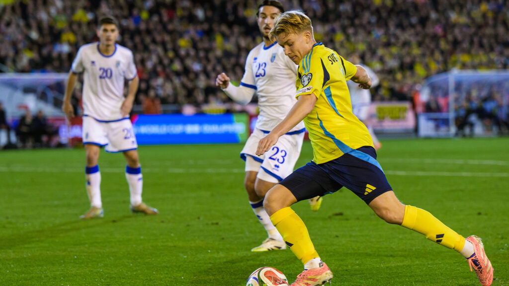 251013 Daniel Svensson från Sverige under FIFA-världsmästerskapskvalmatchen mellan Sverige och Kosovo den 13 oktober 2025 i Göteborg.