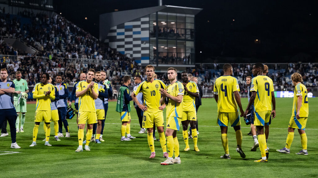 Spelare från Sverige ser besvikna ut efter VM-kvalmatchen i fotboll mellan Kosovo och Sverige den 8 september 2025 i Pristina.