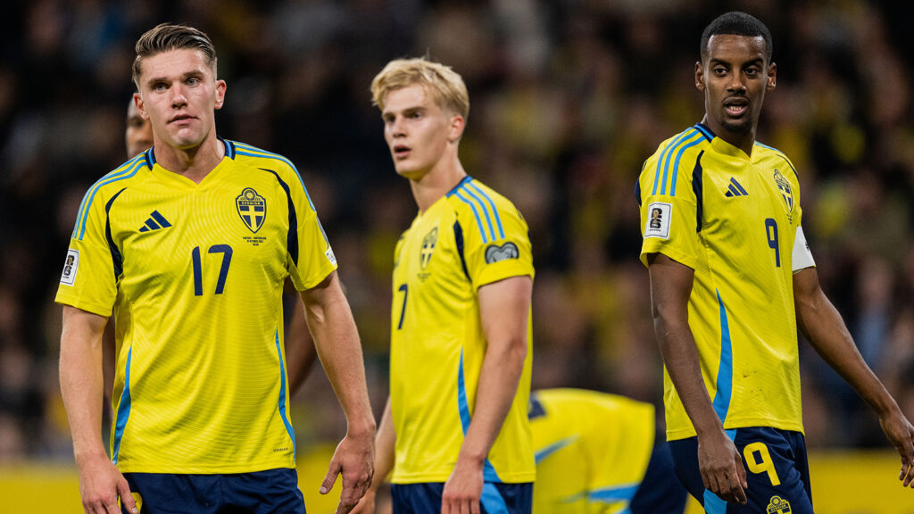 Viktor Gyökeres, Lucas Bergvall och Alexander Isak från Sverige ser besvikna ut under VM-kvalmatchen i fotboll mellan Sverige och Schweiz den 10 oktober 2025 i Stockholm.