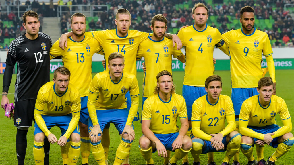 161115 Sveriges startelva poserar för en lagbild, övre raden från vänster, målvakt Kristoffer Nordfeldt, Jakob Johansson, Pontus Jansson, Marcus Rohdén, Andreas Granqvist och Isaac Kiese Thelin. Nedre raden från vänster, Sam Larsson, Oscar Wendt, Oscar Hiljemark, Christoffer Nyman och Emil Krafth under en träningsmatch i fotboll mellan Ungern och Sverige den 15 november 2016 i Budapest.
