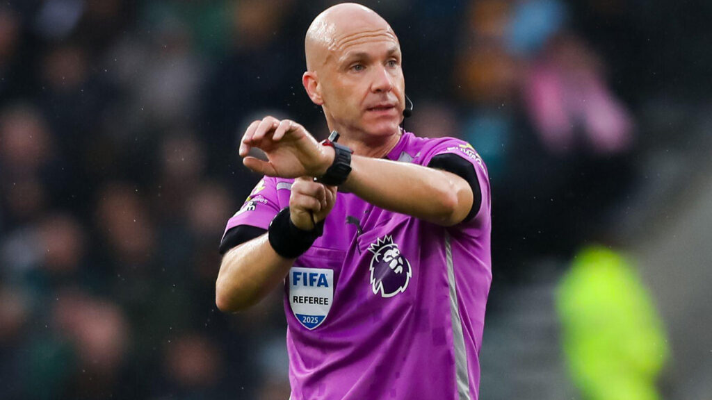 Wolverhampton, Storbritannien. 20 september 2025. Domaren Anthony Taylor under Premier League-matchen mellan Wolverhampton Wanderers FC och Leeds United FC på Molineux Stadium, Wolverhampton, England, Storbritannien den 20 september 2025.