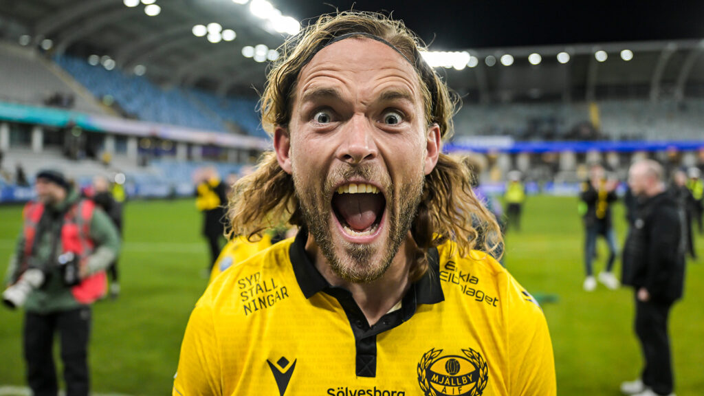 251020 Mjällbys Tom Pettersson jublar efter fotbollsmatchen i Allsvenskan mellan IFK Göteborg och Mjällby den 20 oktober 2025 i Göteborg.