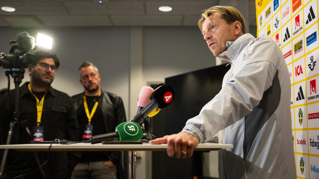 251027 Förbundskapten Tony Gustavsson för det svenska damlandslaget i fotboll intervjuas i den mixade zonen efter ett träningspass den 27 oktober 2025 i Göteborg.