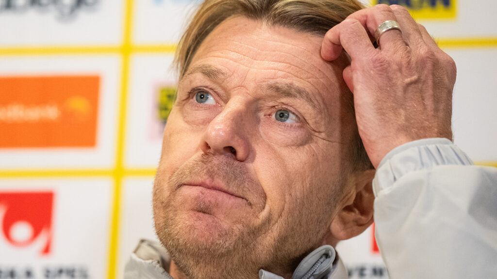 251027 Förbundskapten Tony Gustavsson för det svenska damlandslaget i fotboll intervjuas i den mixade zonen efter ett träningspass den 27 oktober 2025 i Göteborg.