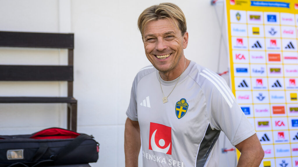 251023 Förbundskapten Tony Gustavsson för det svenska damlandslaget i fotboll intervjuas av media vid ett pressevenemang den 23 oktober 2025 i Puerto Banus.