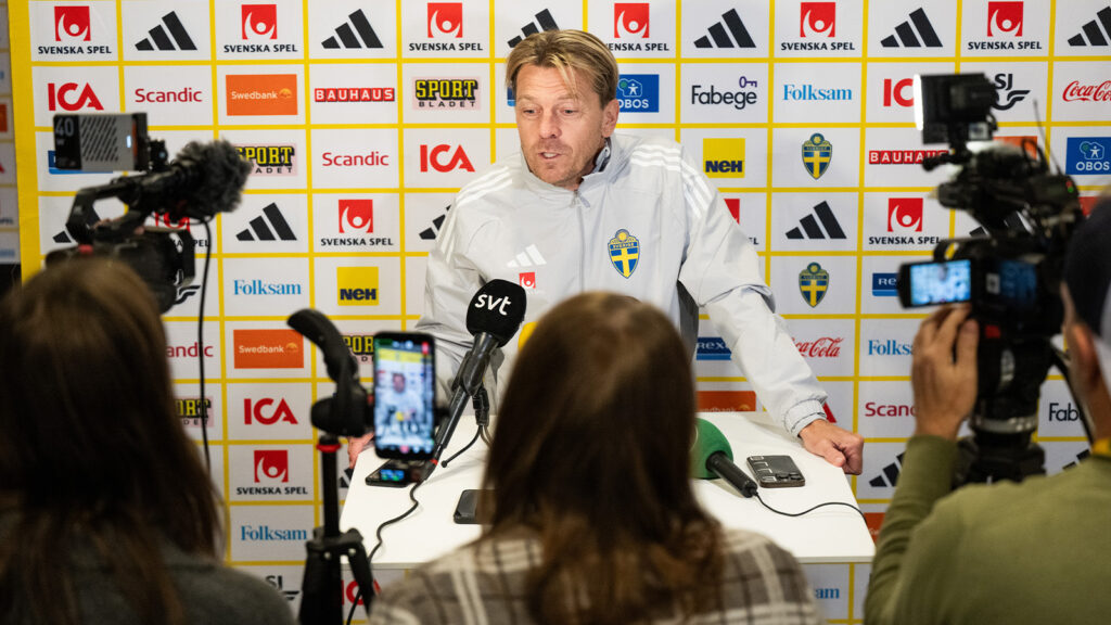 251027 Förbundskapten Tony Gustavsson för det svenska damlandslaget i fotboll intervjuas i den mixade zonen efter ett träningspass den 27 oktober 2025 i Göteborg.