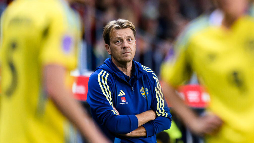 251024 Förbundskapten Tony Gustavsson för Sverige under semifinalen i Women's Nations League i fotboll mellan Spanien och Sverige den 24 oktober 2025 i Malaga.