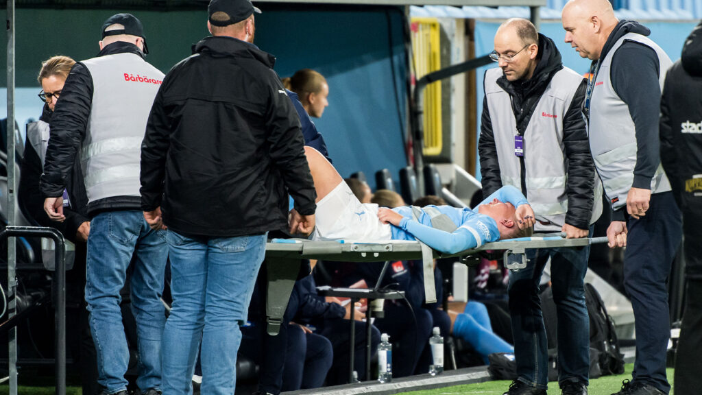 251001 Malmö FFs Tuva Skoog bärs ut på bår under fotbollsmatchen i Damallsvenskan mellan Malmö FF och Häcken den 1 oktober 2025 i Malmö.
