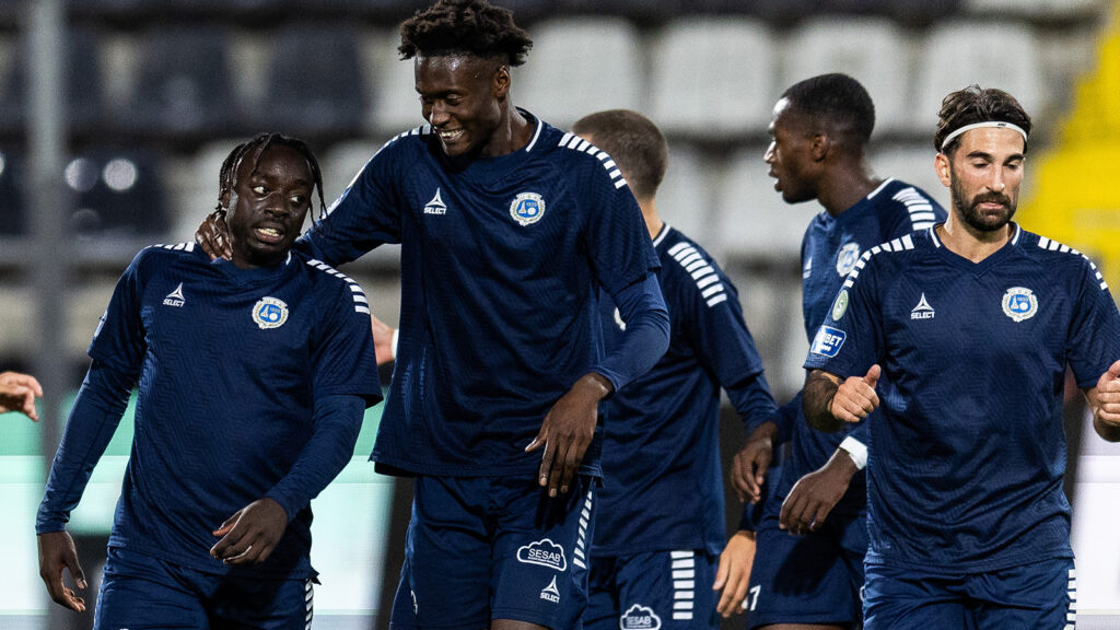 250929 Utsiktens Kalipha Jawla jublar med lagkamrater efter 1-0 under fotbollsmatchen i Superettan mellan Utsikten och Brage den 29 september 2025 i Göteborg.

