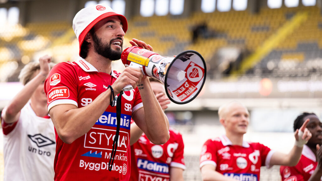 250927 Degerfors Dijan Vukojevic jublar efter fotbollsmatchen i Allsvenskan mellan Elfsborg och Degerfors den 27 september 2025 i Borås.
