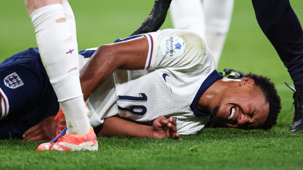 LONDON, STORBRITANNIEN - 9 oktober 2025: Ollie Watkins från England har ont efter att ha kolliderat med stolpen och måste gå av planen under Alzheimer’s Society International-matchen mellan England och Wales på Wembley Stadium.
