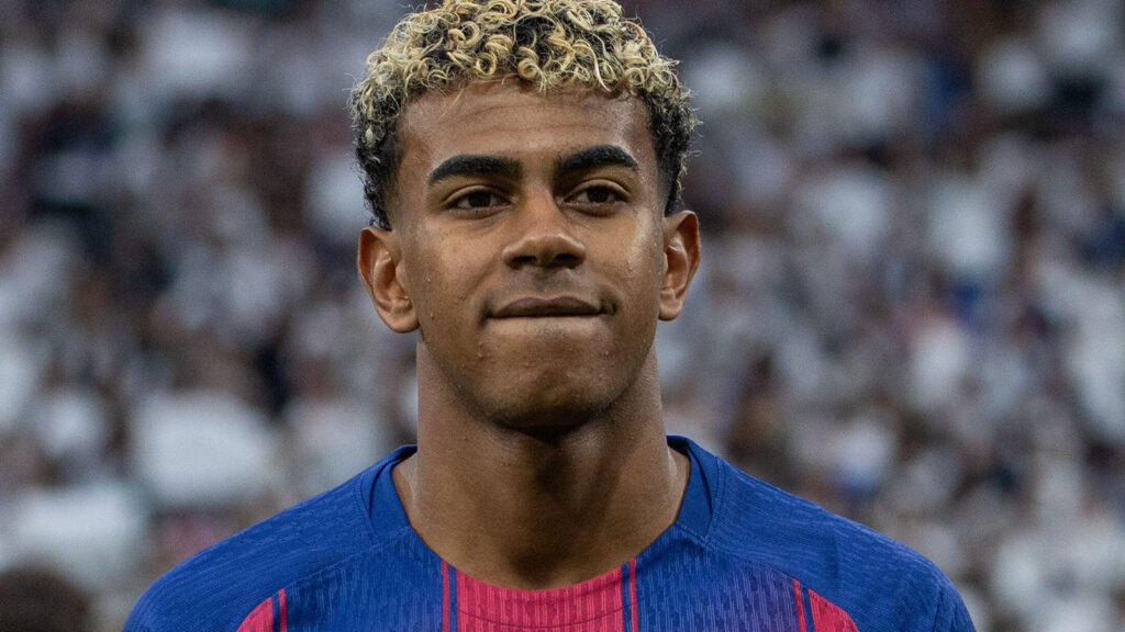 Madrid, Spanien. 26 oktober 2025. Lamine Yamal från FC Barcelona i aktion under EA SPORTS La Liga 2025-2026 matchen mellan Real Madrid och FC Barcelona, som spelades på Santiago Bernabéu-stadion. Slutresultat: Real Madrid 2 - 1 FC Barcelona.