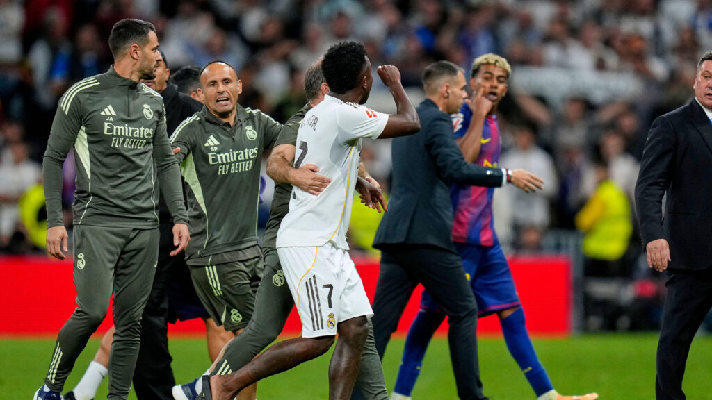 Madrid, Spanien. 27 oktober 2025. Vinicius Junior från Real Madrid CF och Lamine Yamal från FC Barcelona under La Liga EA Sports matchen mellan Real Madrid CF och FC Barcelona som spelades på Santiago Bernabéu-stadion den 26 oktober 2025 i Madrid.