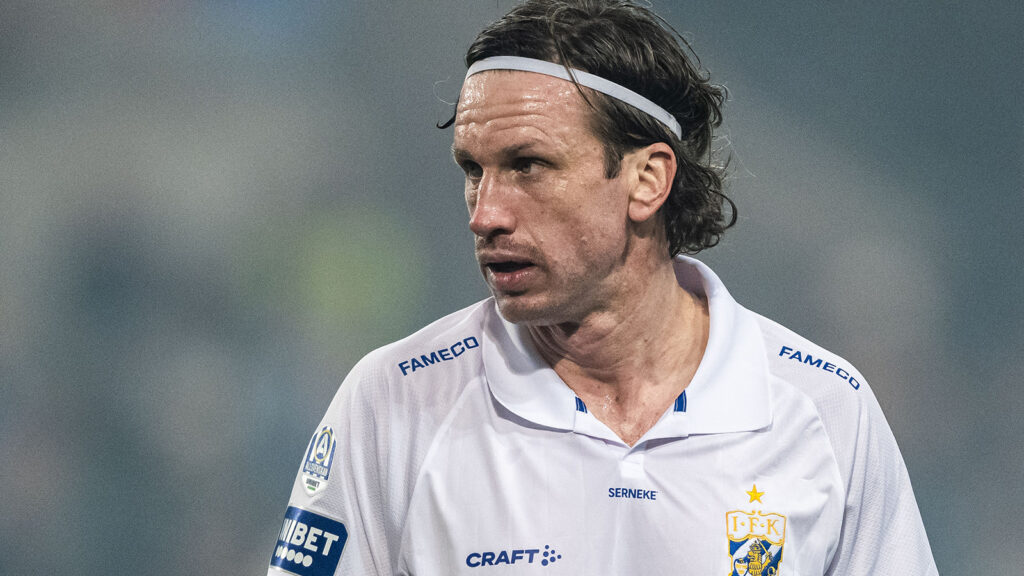 251102 IFK Göteborgs Gustav Svensson under fotbollsmatchen i Allsvenskan mellan Djurgården och IFK Göteborg den 2 november 2025 i Stockholm.
