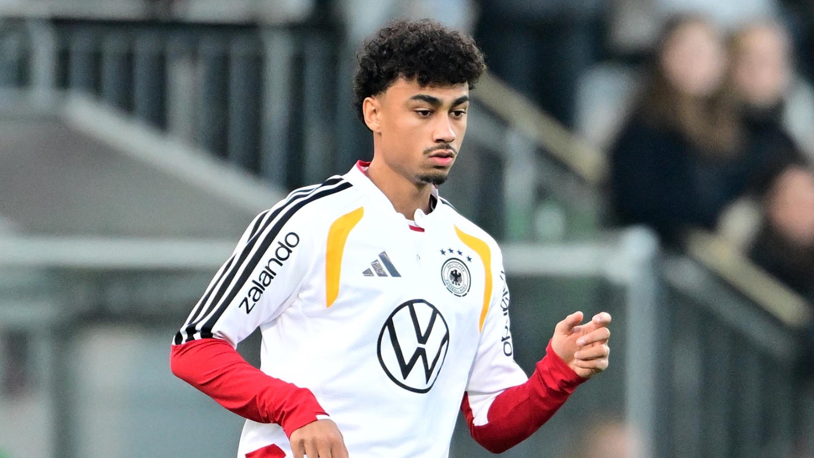 Uppgifter: Debuterade nyligen i A-landslaget – följs av storklubbar