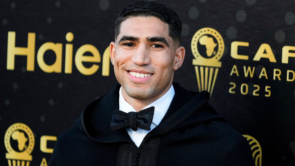 Marockos Achraf Hakimi anländer till CAF Awards 2025-ceremonin där den bästa afrikanska fotbollsspelaren tillkännages, i Salé, Marocko, onsdagen den 19 november 2025.