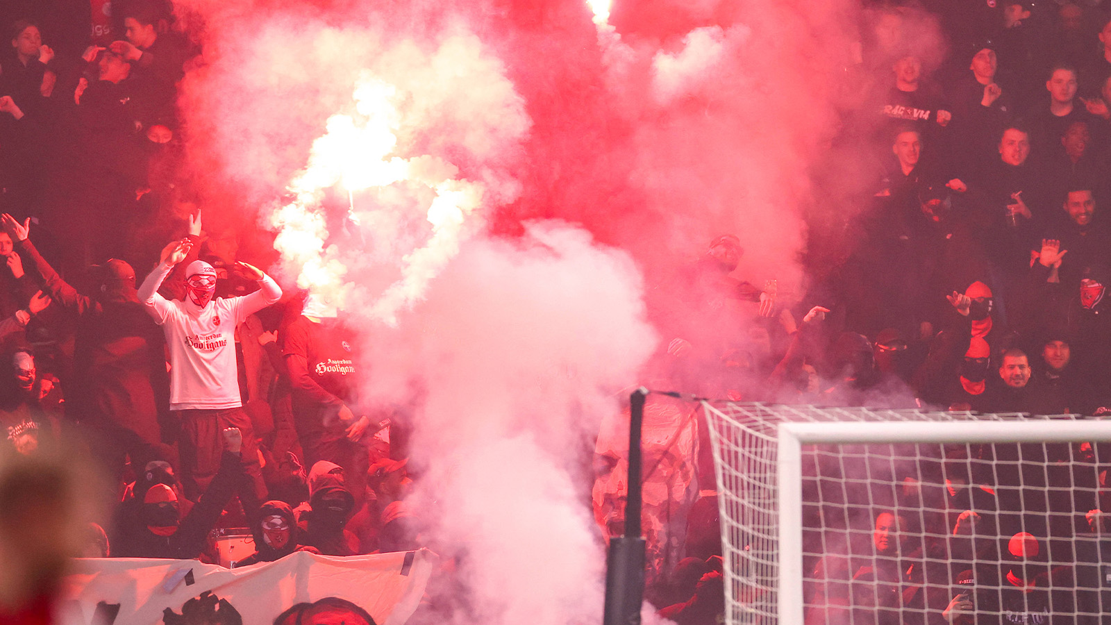 Ajax-match spelas inte klart – avbryts efter pyroteknikanvändning