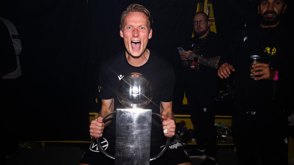 251109 Mjällbys Alexander Johansson jublar med Lennart Johanssons pokal efter fotbollsmatchen i Allsvenskan mellan Mjällby och Häcken den 9 november 2025 i Hällevik.
