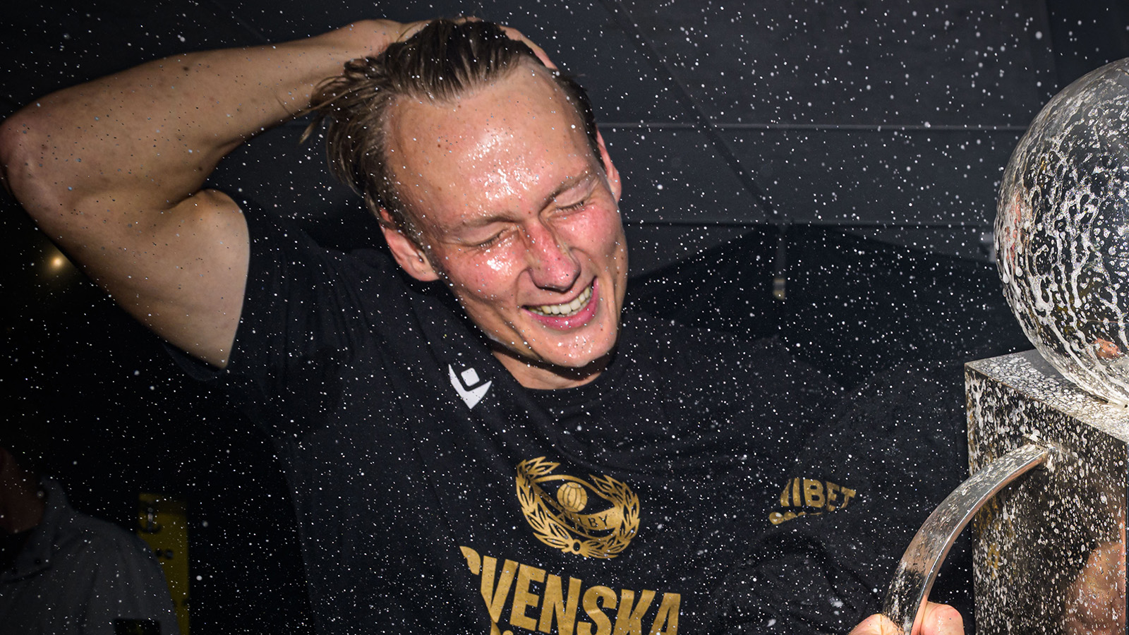 251109 Mjällbys Alexander Johansson jublar med Lennart Johanssons pokal efter fotbollsmatchen i Allsvenskan mellan Mjällby och Häcken den 9 november 2025 i Hällevik.