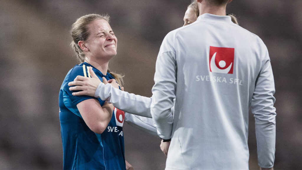 251130 Anna Anvegård i smärta under en träningssession med Sveriges damlandslag i fotboll den 30 november 2025 i Stockholm.