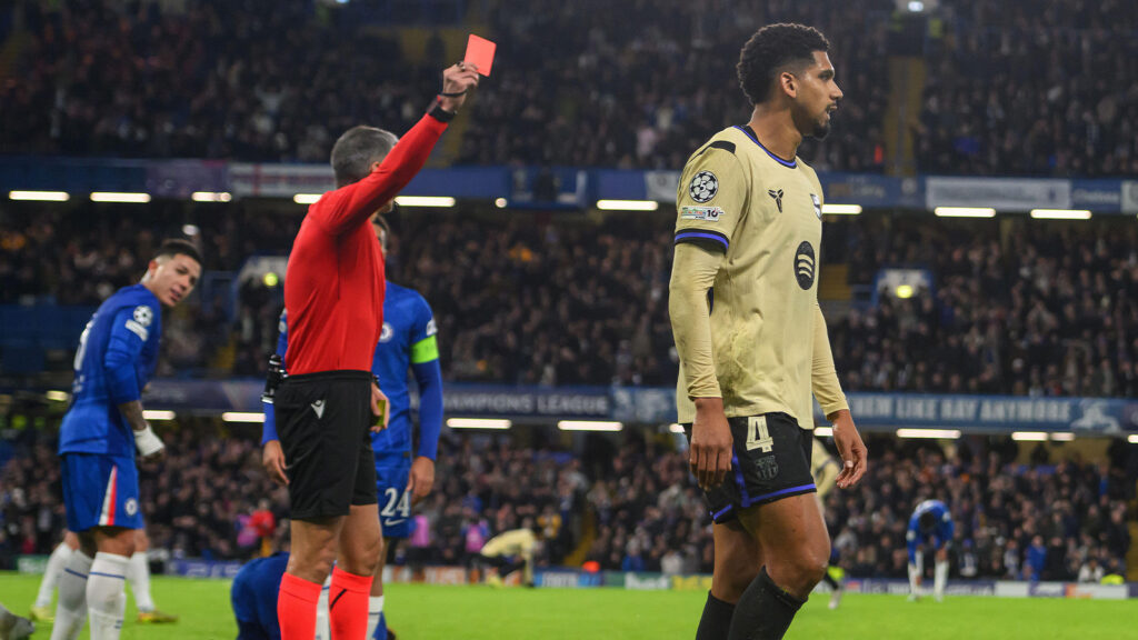 London, Storbritannien. 25 november 2025. Chelsea mot Barcelona - UEFA Champions League - Stamford Bridge - London. Barcelonas kapten Ronald Araujo blir utvisad.