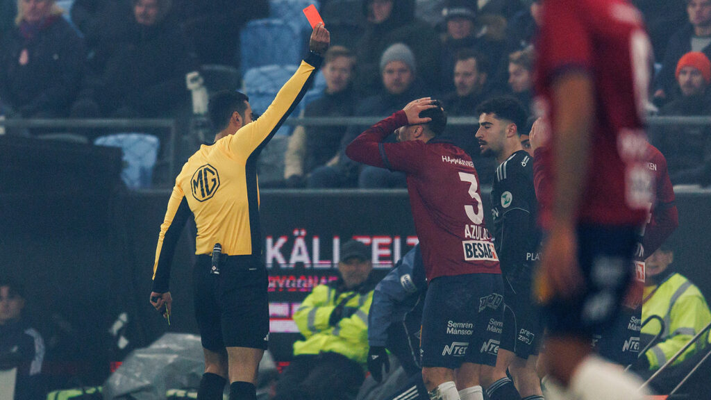 251122 Örgrytes Jonathan Azulay får rött kort under fotbollsmatchen i kvalet till Allsvenskan mellan Örgryte och IFK Norrköping den 22 november 2025 i Göteborg.
