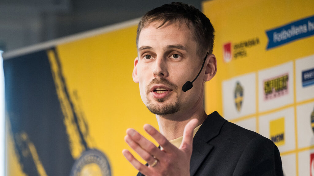 250827 Daniel Bäckström, förbundskapten för Sveriges U21-landslag i fotboll, under en presskonferens den 27 augusti 2025 i Stockholm.