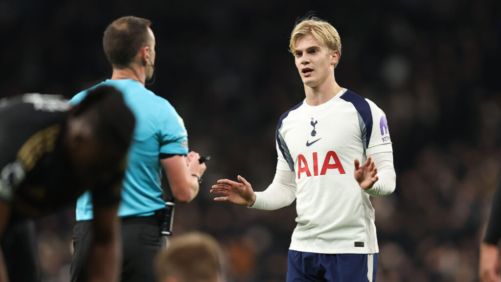 Tottenham Hotspur Stadium, London, Storbritannien. 29 november 2025. Premier League-fotboll, Tottenham Hotspur mot Fulham; domare Stuart Attwell talar med Lucas Bergvall från Tottenham Hotspur om en incident med Joachim Andersen från Fulham.