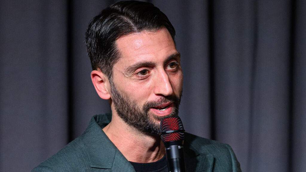 251119 Hammarbys Nahir Besara tar emot priset för Årets mittfältare under Allsvenskans Stora Pris den 19 november 2025 i Stockholm.