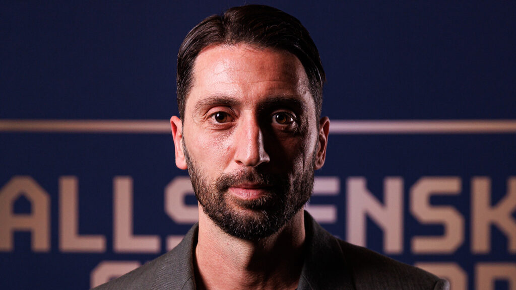 251119 Hammarbys Nahir Besara poserar för ett porträtt med priset för Årets mittfältare under Allsvenskans Stora Pris den 19 november 2025 i Stockholm.