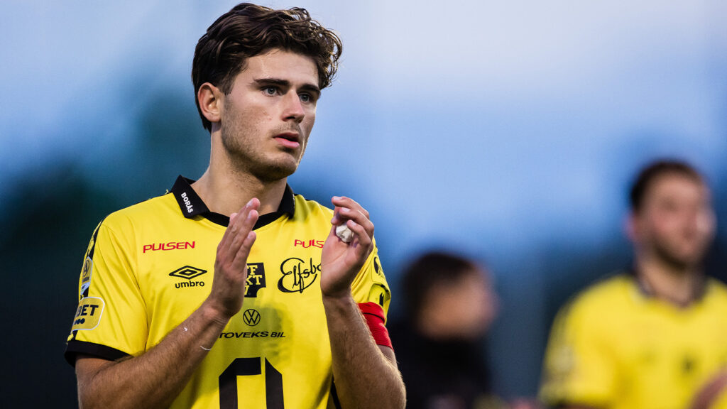 250820 Elfsborgs Besfort Zeneli applåderar publiken efter fotbollsmatchen i Svenska Cupen mellan IFK Haninge och Elfsborg den 20 augusti 2025 i Stockholm.