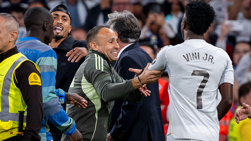 Madrid, Madrid, Spanien. 26 oktober 2025. Vinicius Junior från Real Madrid (höger) eskorteras av planen medan han gestikulerar mot Raphinha från FC Barcelona (vänster) när de lämnar planen efter LaLiga EA Sports fotbollsmatch mellan Real Madrid CF och FC Barcelona på Estadio Santiago Bernabeu den 26 oktober 2025 i Madrid, Spanien.