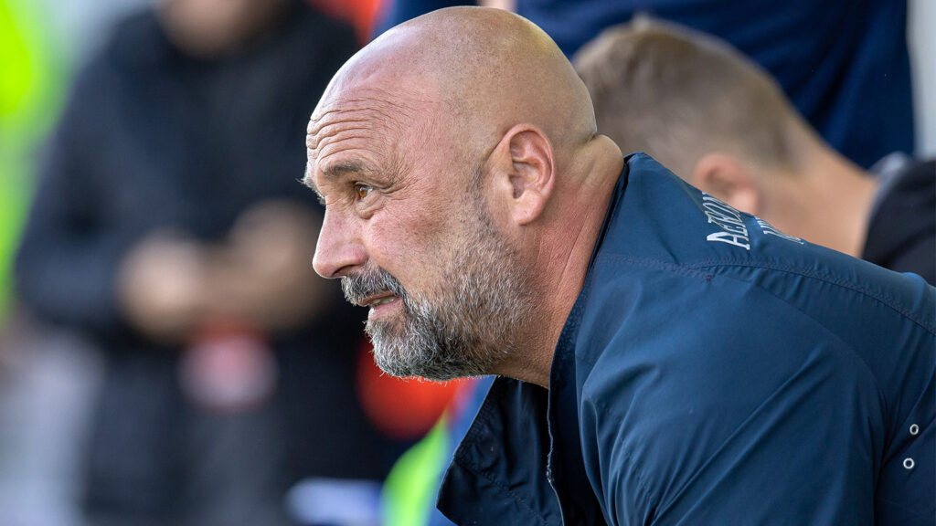 250913 Utsiktens tränare Bosko Orovic under fotbollsmatchen i Superettan mellan Falkenberg och Utsikten den 13 september 2025 i Falkenberg.