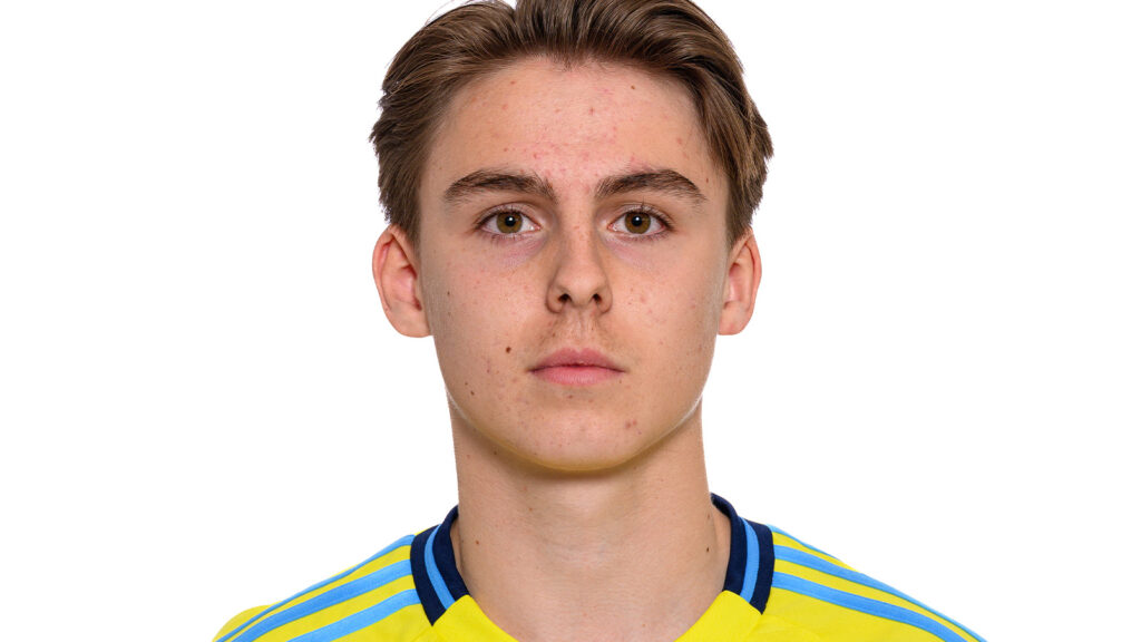 241118 Beppe Bössman poserar för porträtt under en fotografering med det svenska P15-landslaget i fotboll den 18 november 2024 i Stockholm.