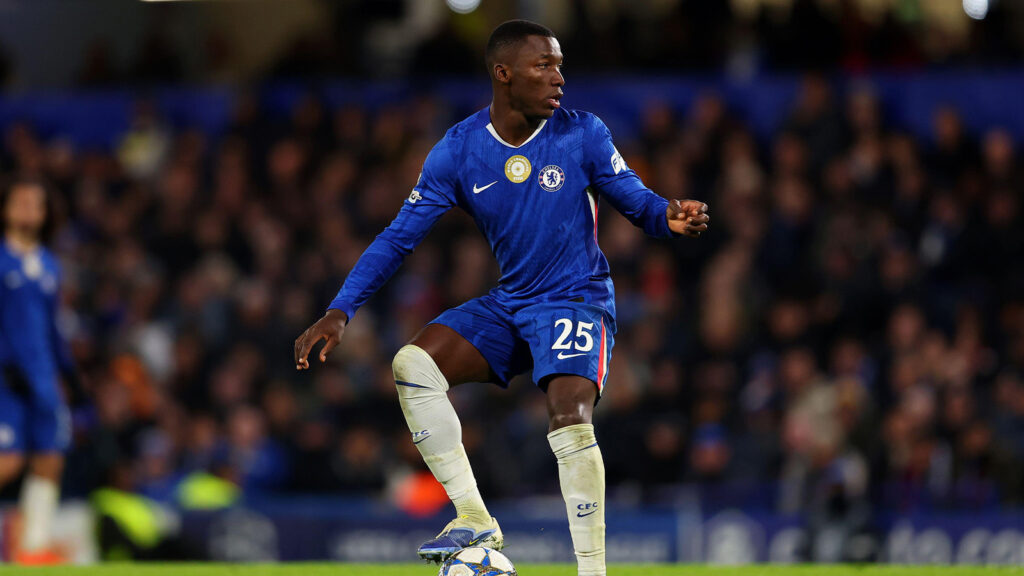 25 november 2025; Stamford Bridge, Chelsea, London, England: UEFA Champions League-fotboll, Chelsea mot Barcelona; Moises Caicedo från Chelsea med bollen.