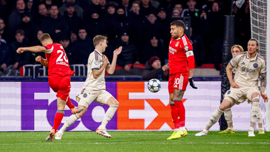 Samuel Dahl från Benfica skjuter mot mål och gör 0-1 under UEFA Champions League 2025/26, gruppspelsomgång 5 matchen mellan AFC Ajax och SL Benfica på Johan Cruijff Arena den 25 november 2025 i Amsterdam, Nederländerna.