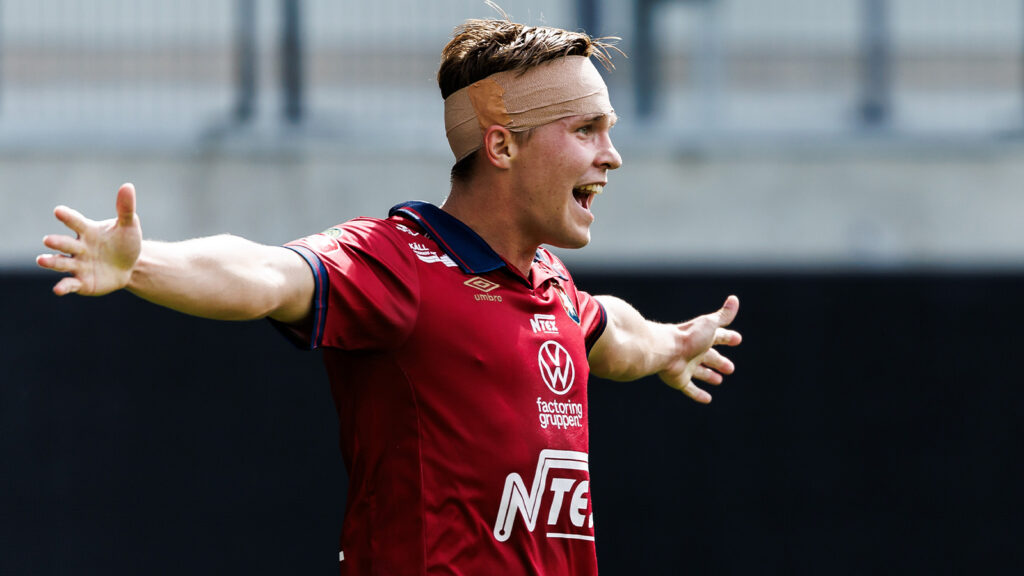 250727 Örgrytes Isak Dahlqvist jublar efter 2-0 under fotbollsmatchen i Superettan mellan Örgryte och Östersund den 27 juli 2025 i Göteborg.