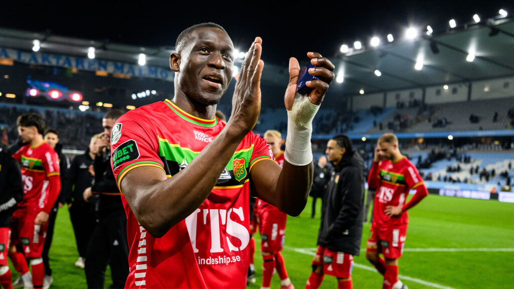 251109 GAIS Ibrahim Diabate jublar efter fotbollsmatchen i Allsvenskan mellan Malmö FF och GAIS den 9 november 2025 i Malmö.

